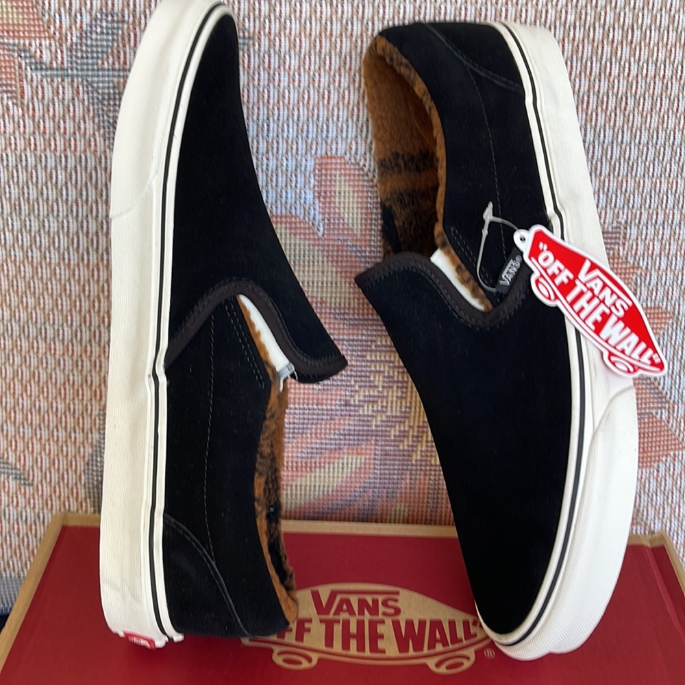 Vans WMNS Classic Slip-On
(Sherpa)Black/Marshmallow
IN0A7VCFABI
Sneakers - Picture 12 of 16